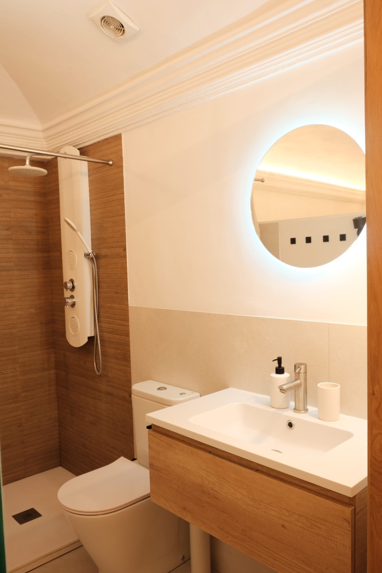 Bany 1 — dutxa de fusta i lavabo