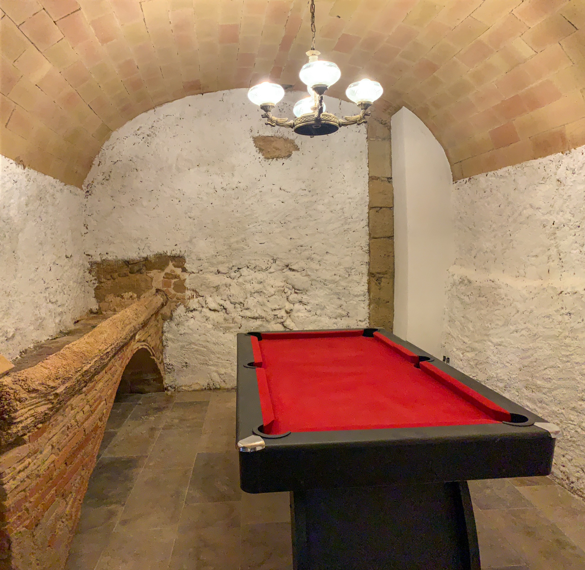 Sala de jocs de Can Joan Empordà amb taula de billar