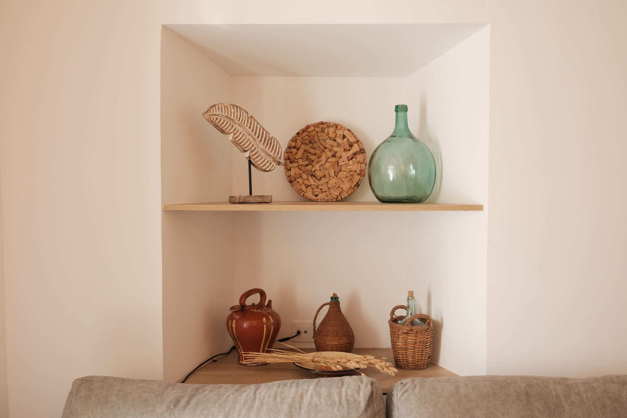 Fornícula amb ceràmica i vidre a la sala de Can Joan Empordà