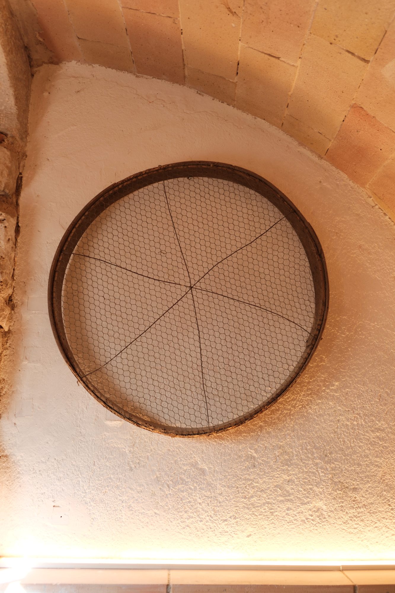 Antic sedàs penjat a la volta de pedra de la sala de jocs