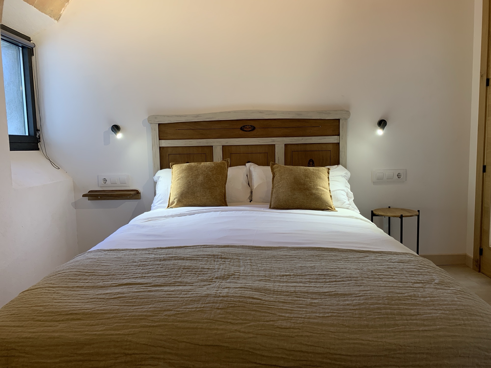 Habitació 1 de Can Joan Empordà amb llit doble i finestra