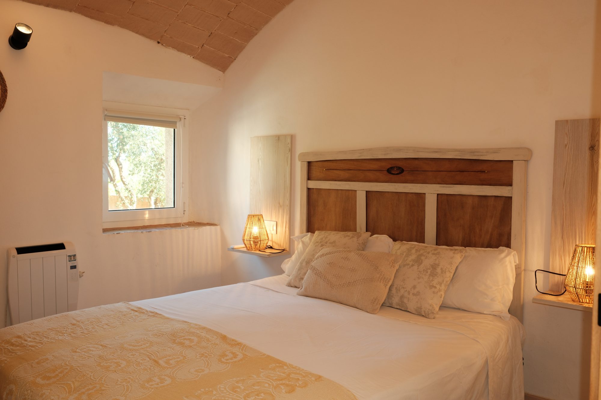 Habitació 2 de Can Joan Empordà amb llit doble sota volta catalana
