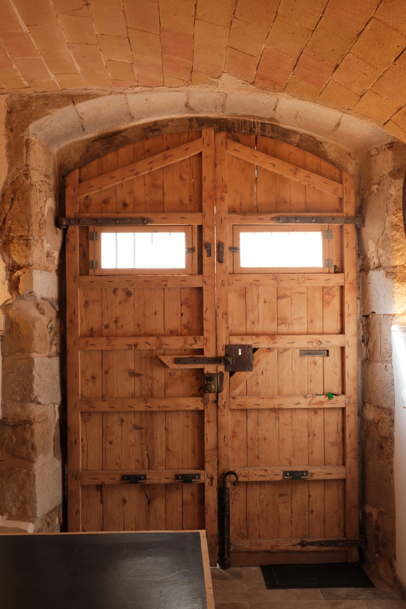 Portes de fusta originals sota la volta del celler de Can Joan Empordà