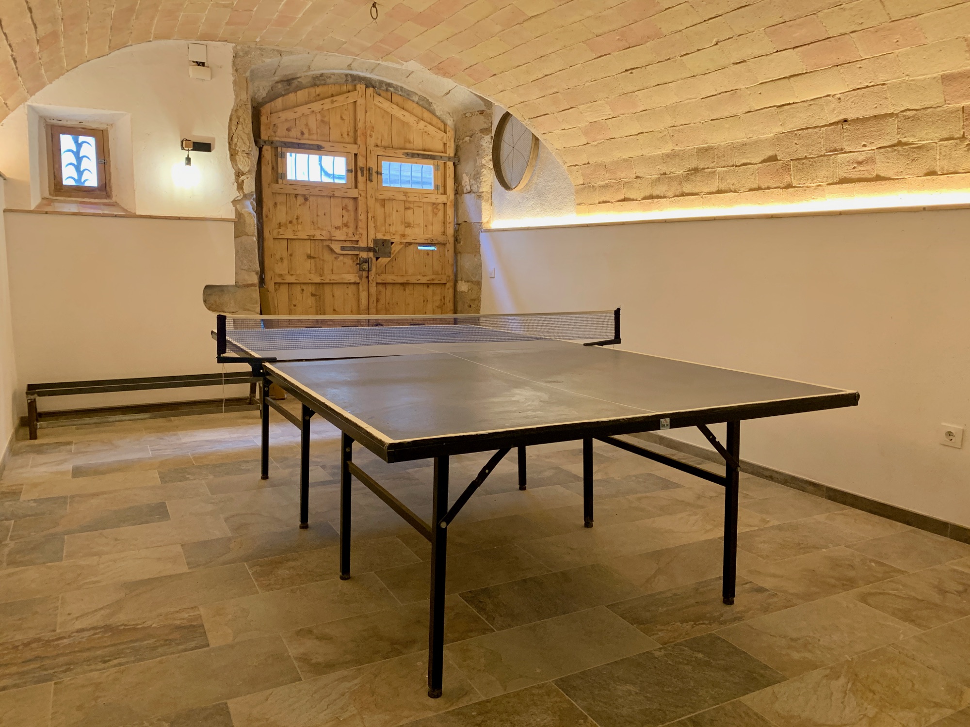 Habitació doble de Can Joan Empordà amb volta de pedra restaurada
