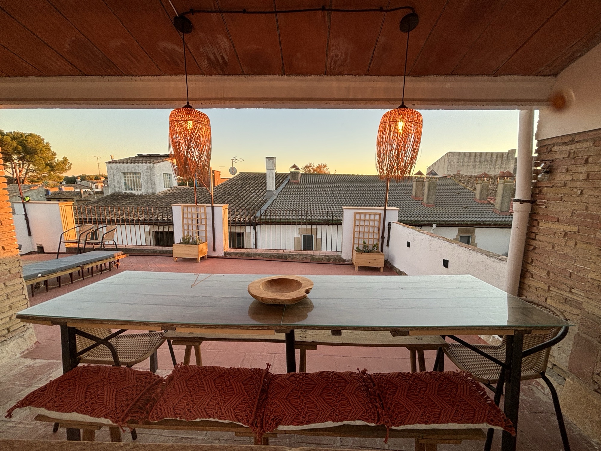 Terrassa de Can Joan Empordà amb vistes al jardí i barbacoa