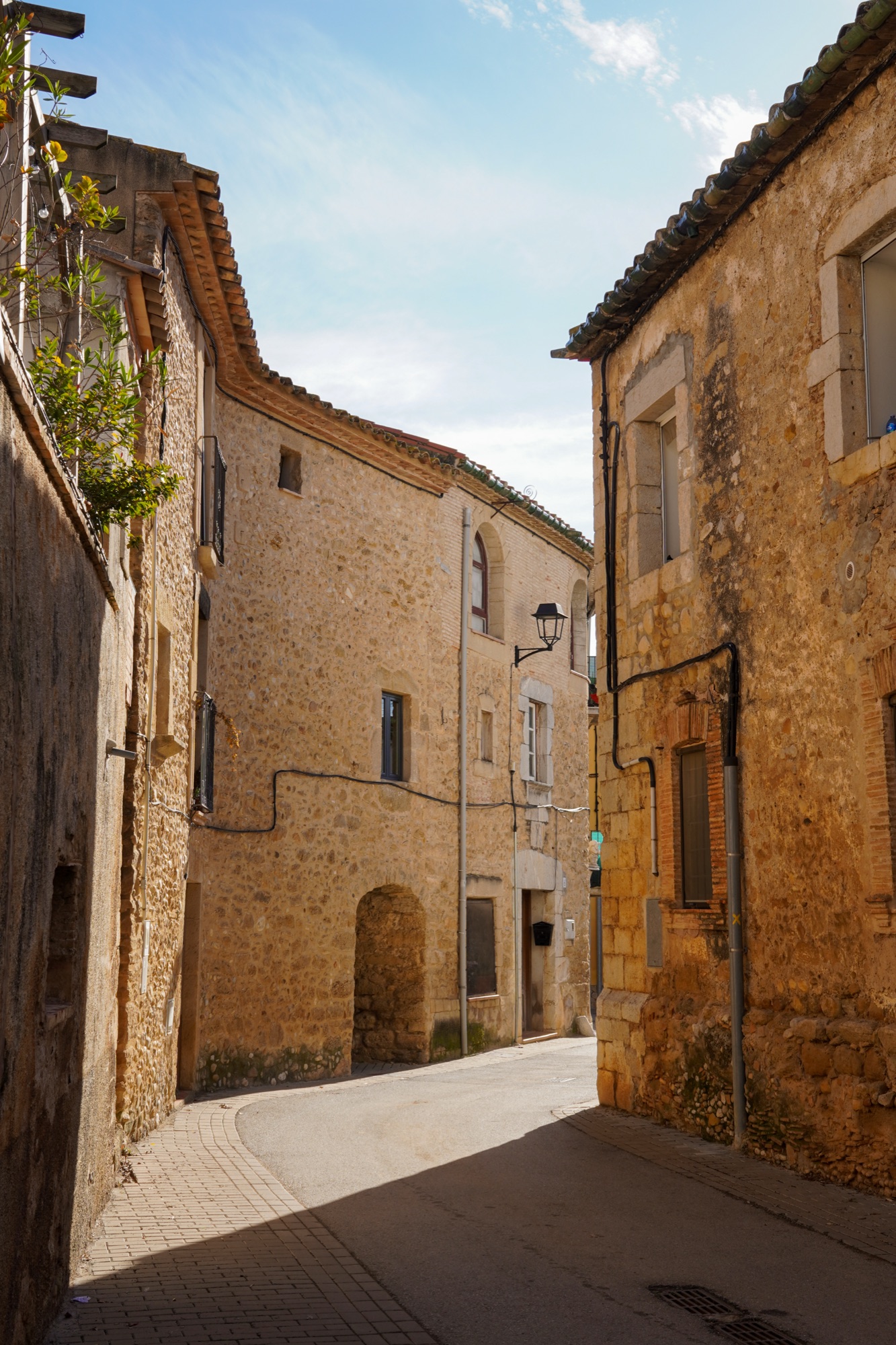 Carrer Major d'Ordis, poble medieval de l'Alt Empordà